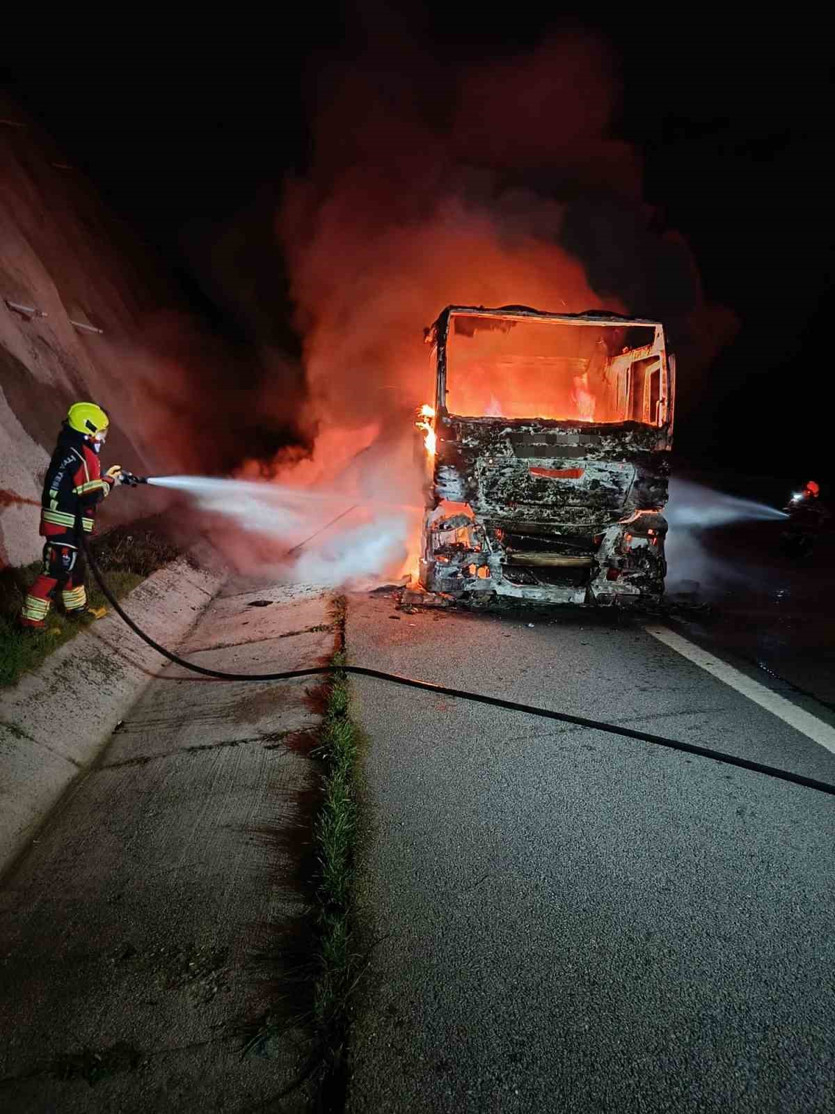 Balıkesir’de kauçuk yüklü tır alev alev yandı
