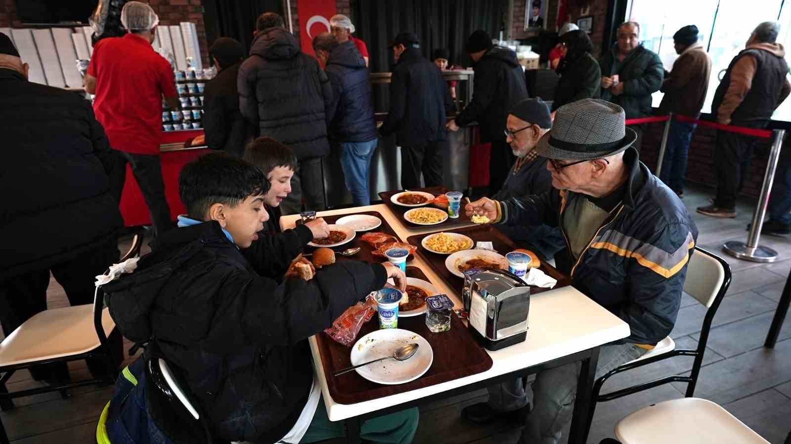 Balıkesir’de Kent Lokantası’na vatandaştan yoğun ilgi
Balıkesir’de Kent Lokantası’na vatandaştan yoğun ilgi