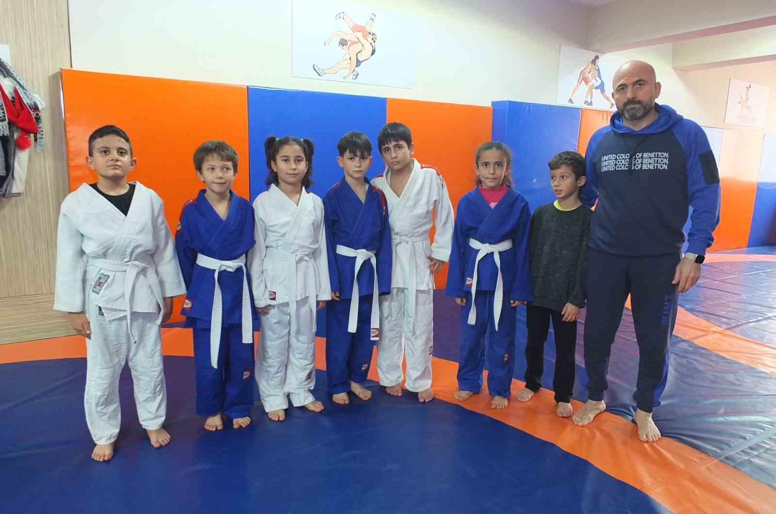 Balıkesir’de öğrenciler sömestr tatilini spor salonunda geçiriyor
