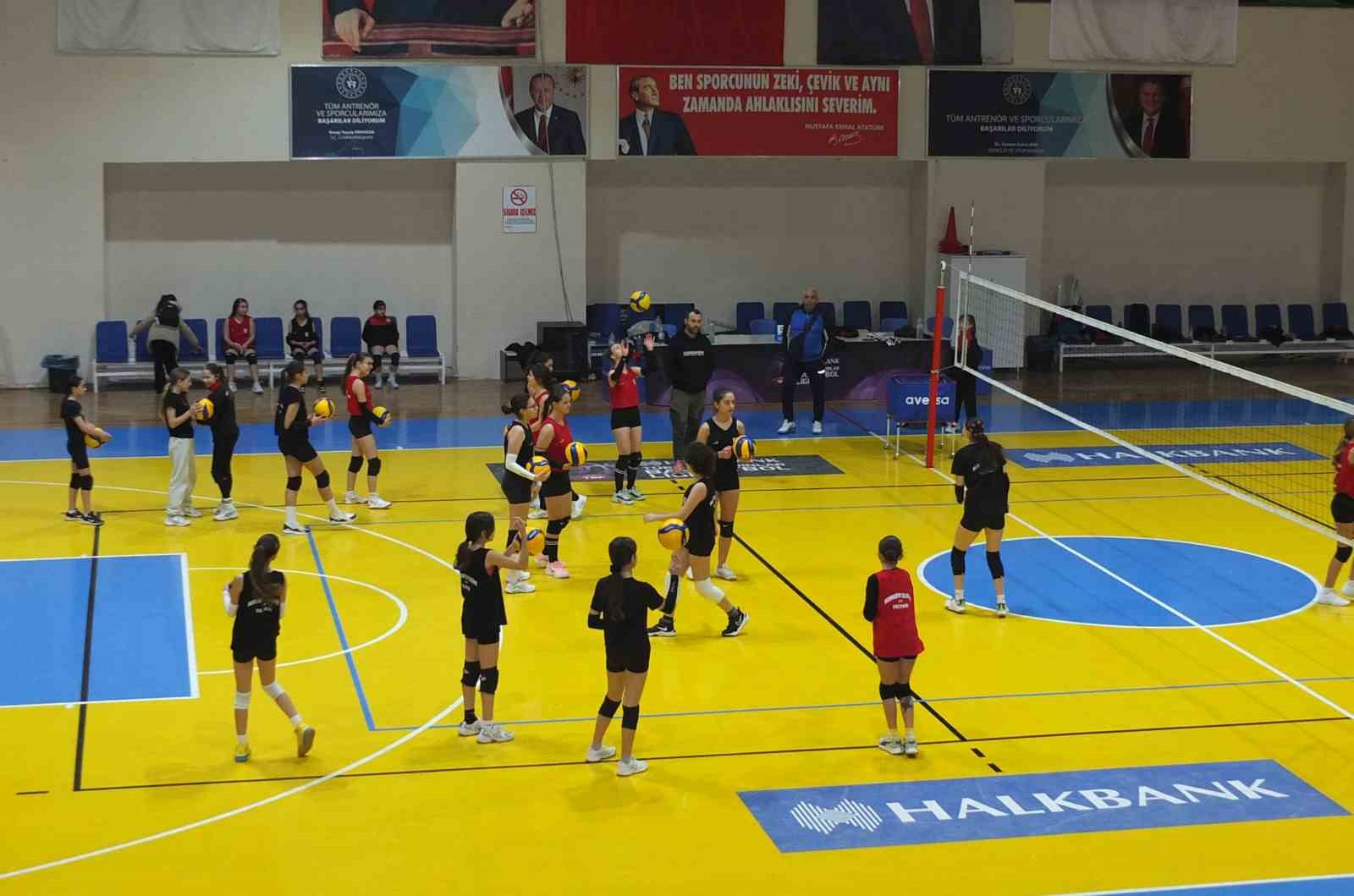 Balıkesir’de öğrenciler sömestr tatilini spor salonunda geçiriyor
