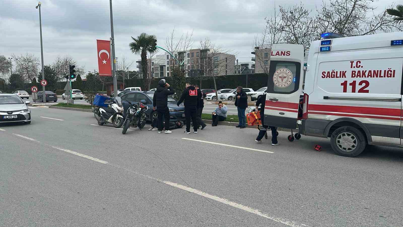 Balıkesir’de otomobil, motosiklete çarptı; 1 yaralı
