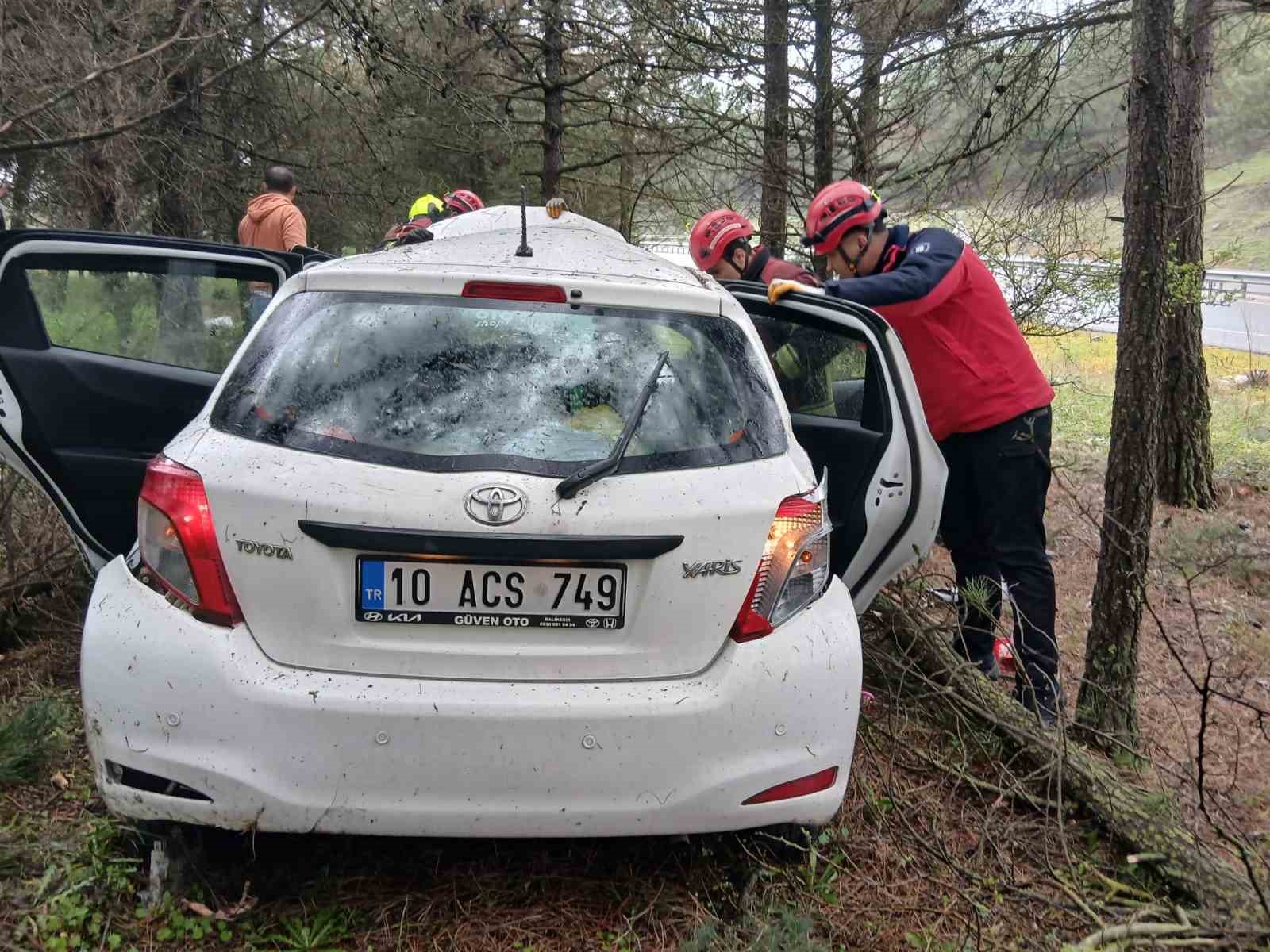Balıkesir’de otomobil ormanlık alana uçtu: 2 yaralı
