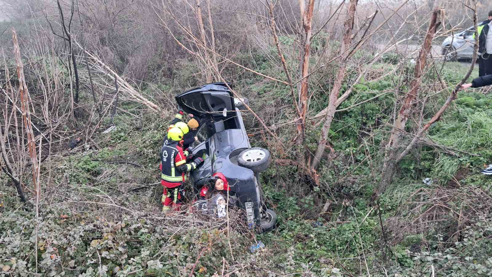 Balıkesir’de otomobil şarampole uçtu: Anne ve kızı yaralandı
