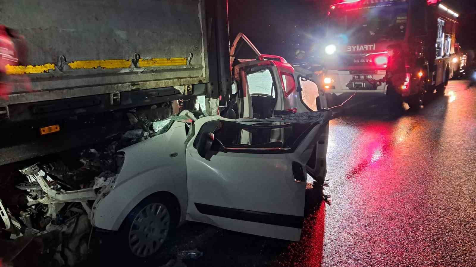 Balıkesir’de otomobil tıra arkadan çarptı; 1 yaralı
