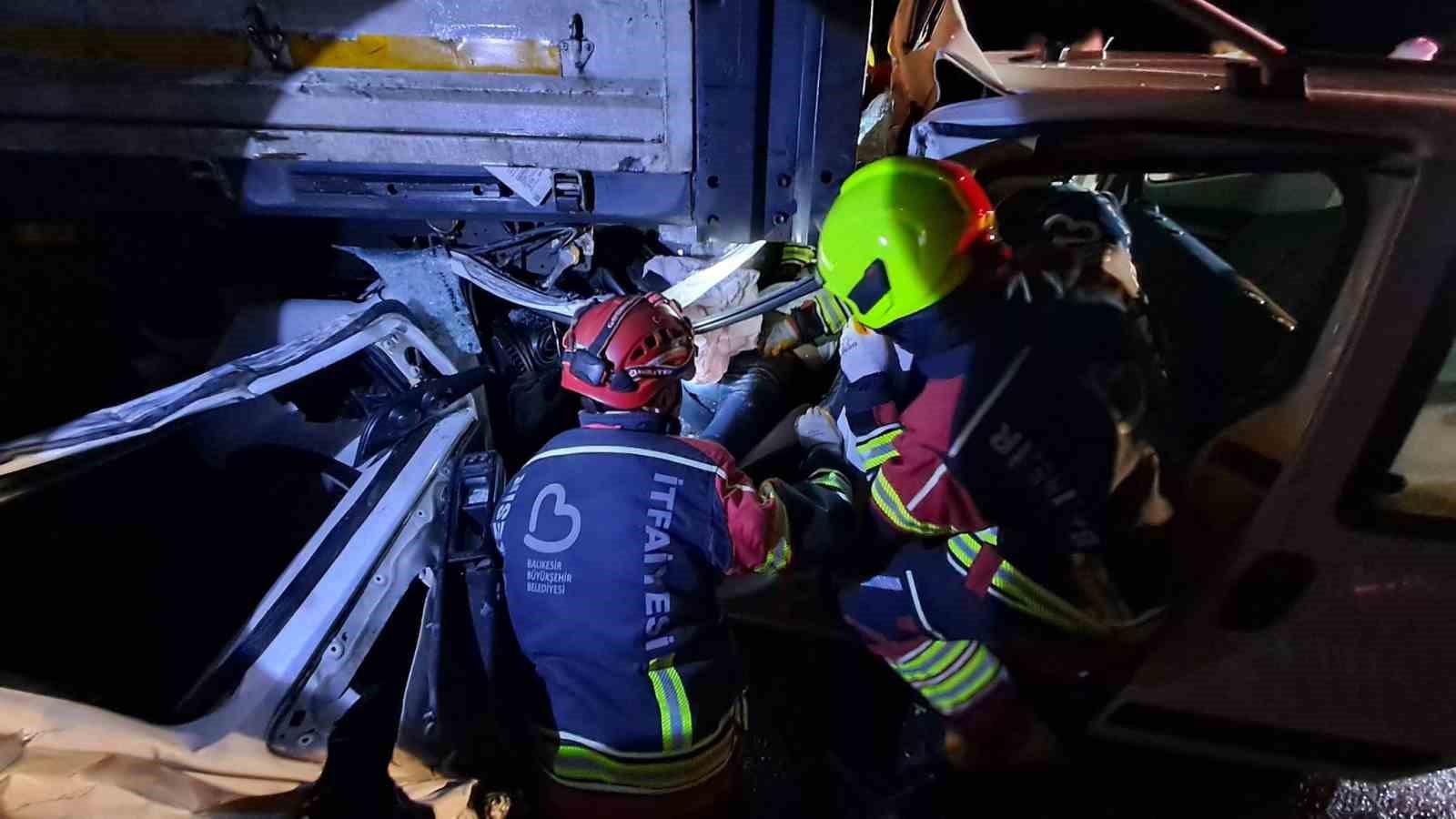 Balıkesir’de otomobil tıra arkadan çarptı; 1 yaralı
