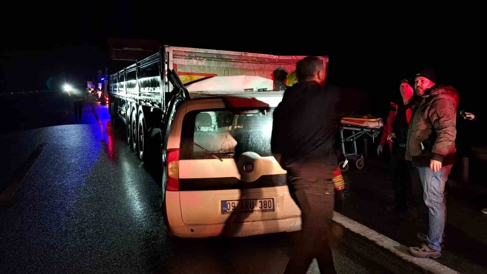 Balıkesir’de otomobil tıra arkadan çarptı; 1 yaralı
