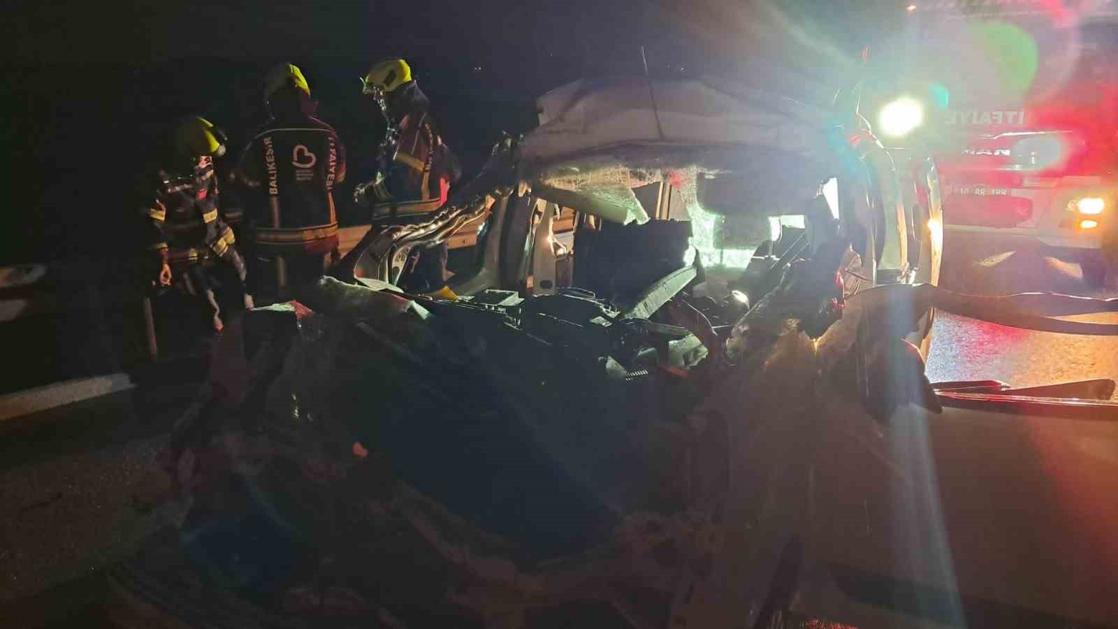 Balıkesir’de otomobil tıra arkadan çarptı; 1 yaralı
