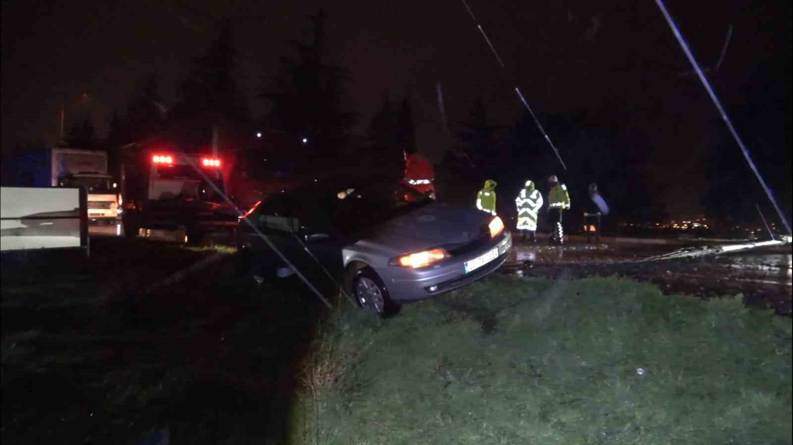 Balıkesir’de otomobilin çarptığı direk devrildi
