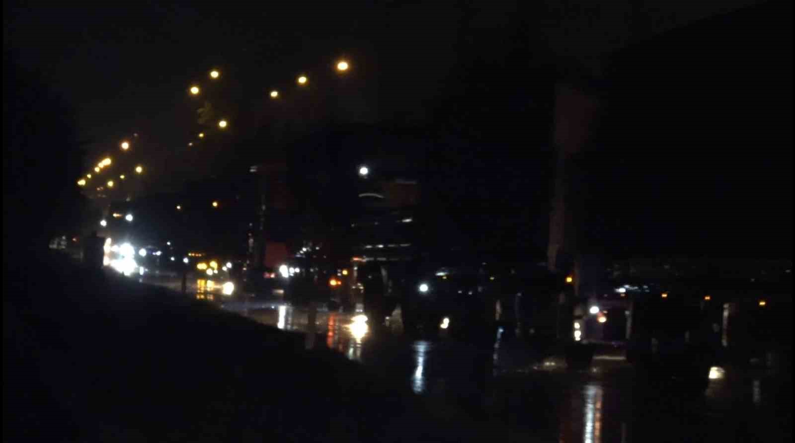 Balıkesir’de otomobilin çarptığı direk devrildi
