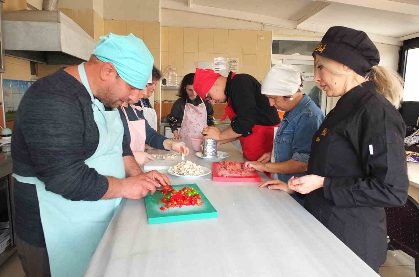 Balıkesir’de özel gençler mutfağa girdi pide ve pizza yaptı
