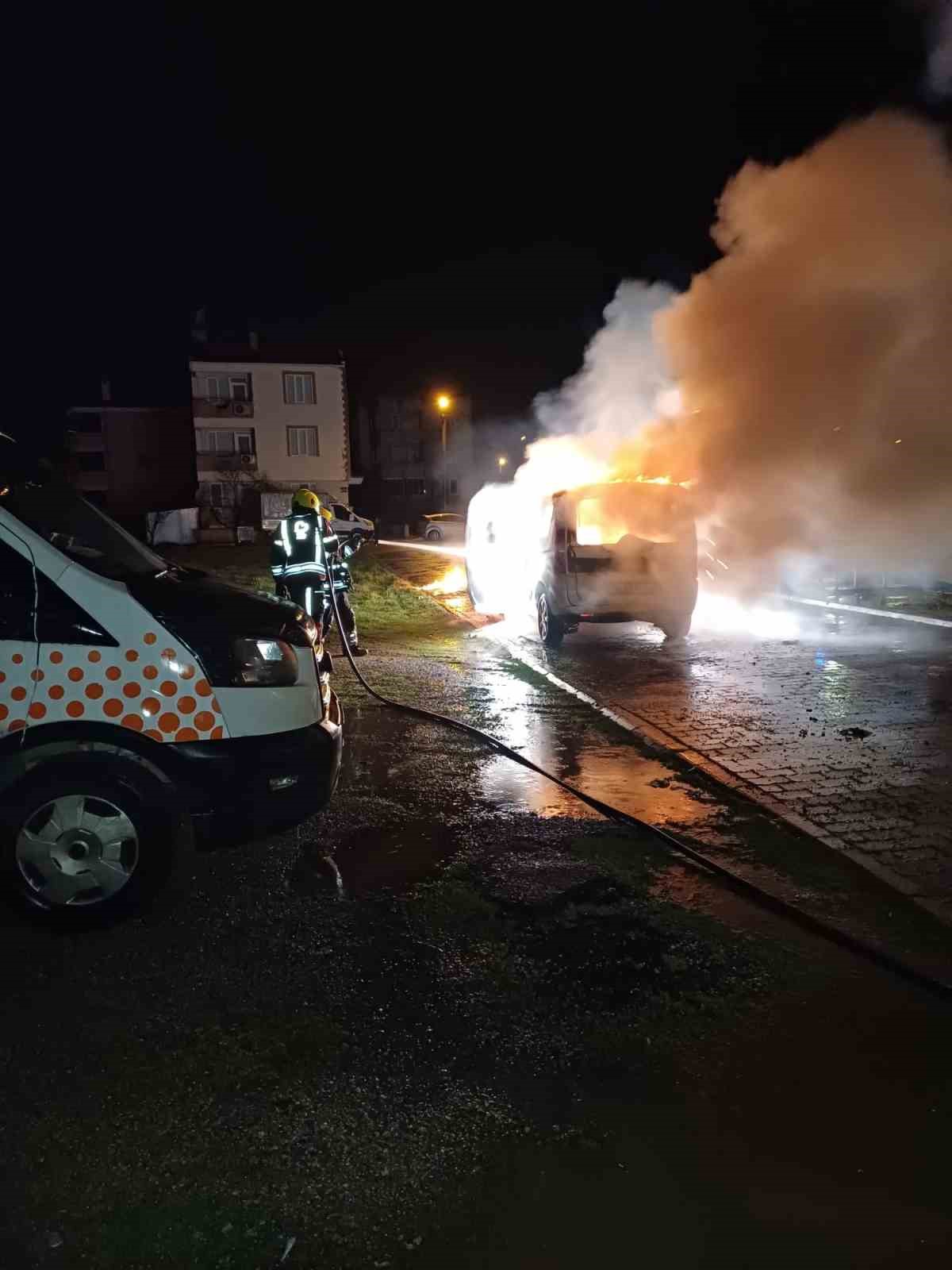 Balıkesir’de park halindeki ticari araç yandı
