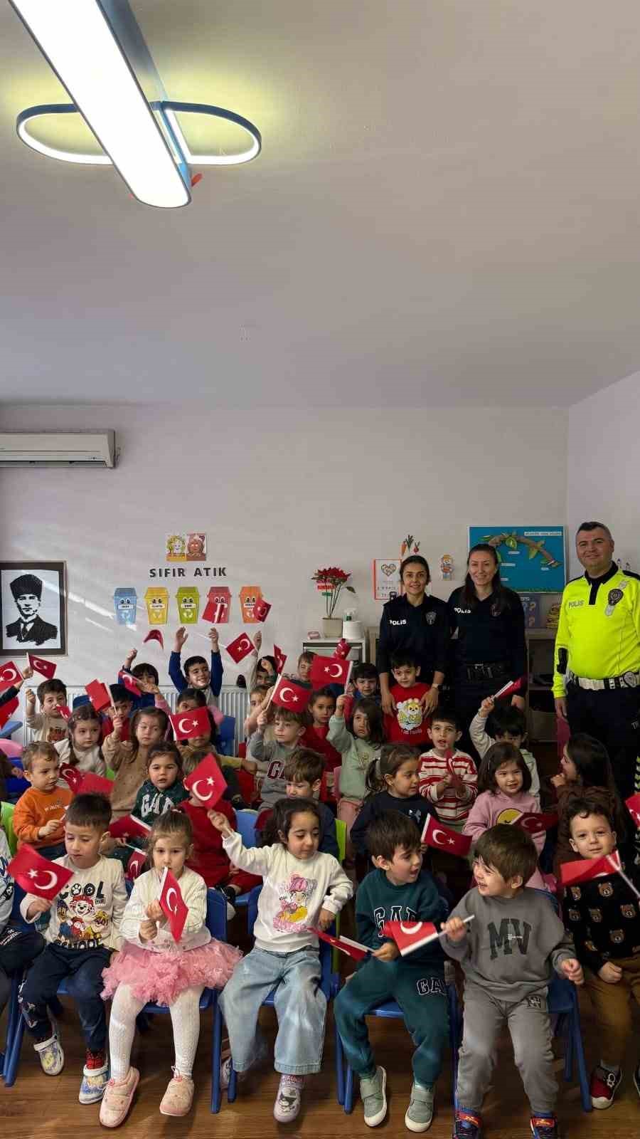 Balıkesir’de polisler miniklere trafik eğitimi verdi
