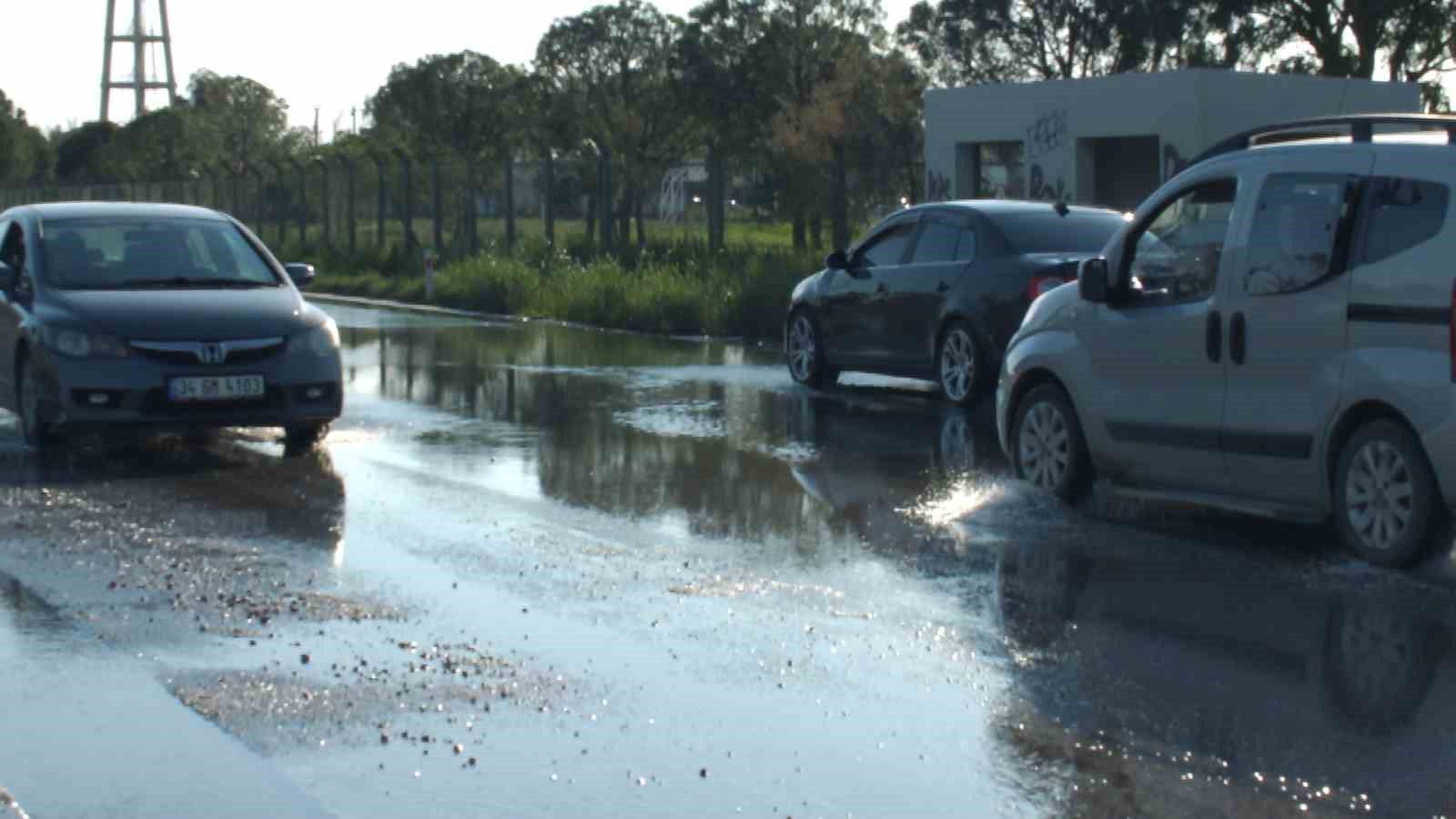Balıkesir’de sağanak nedeniyle arazileri sular bastı, rögarlar taştı
