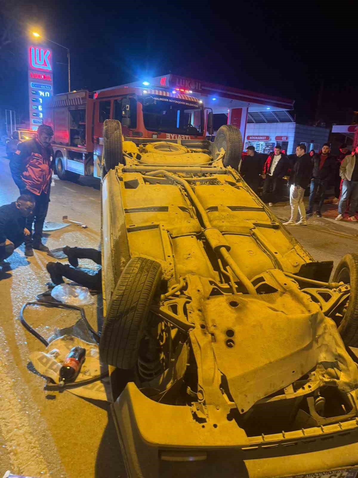 Balıkesir’de takla atan otomobildeki 2 kişi yaralandı
