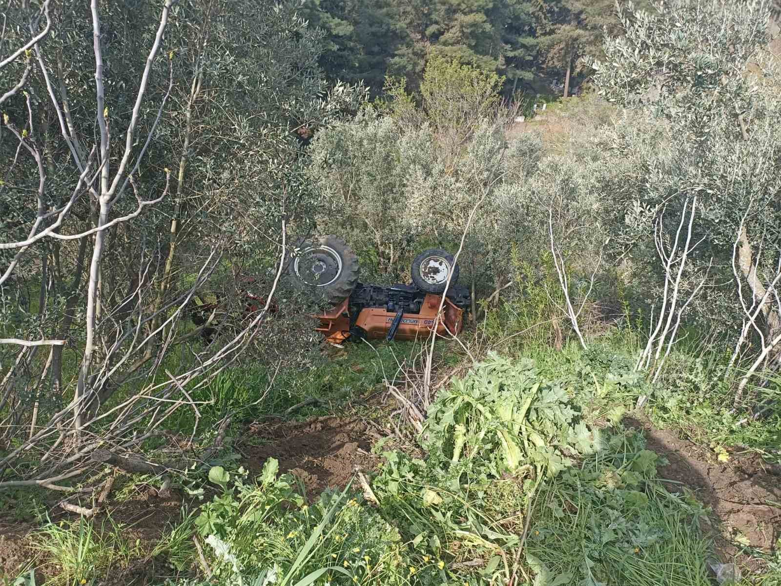 Balıkesir’de traktör şarampole uçtu; 2 yaralı
