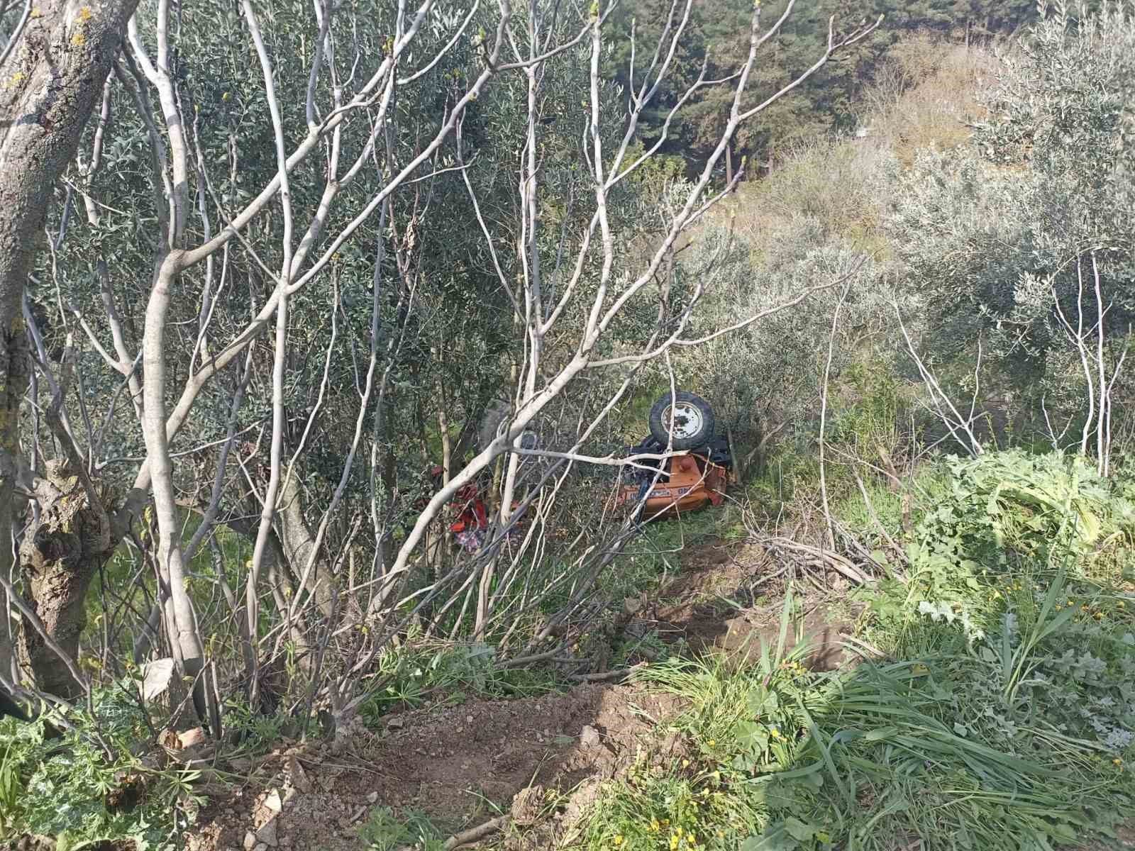 Balıkesir’de traktör şarampole uçtu; 2 yaralı
