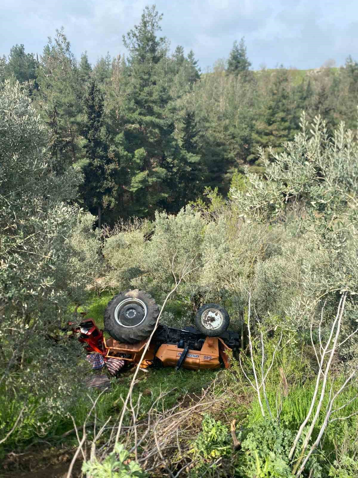 Balıkesir’de traktör şarampole uçtu; 2 yaralı

