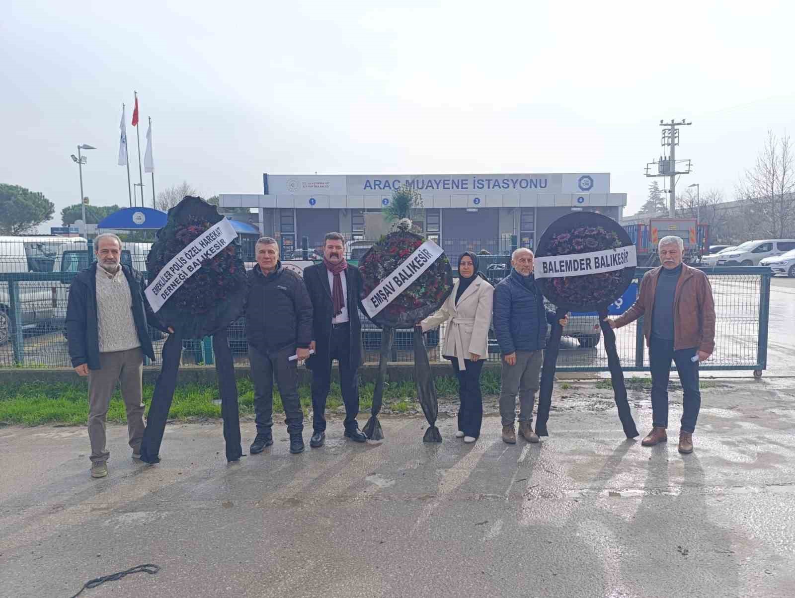 Balıkesir’de TÜVTÜRK önünde siyah çelenkli protesto

