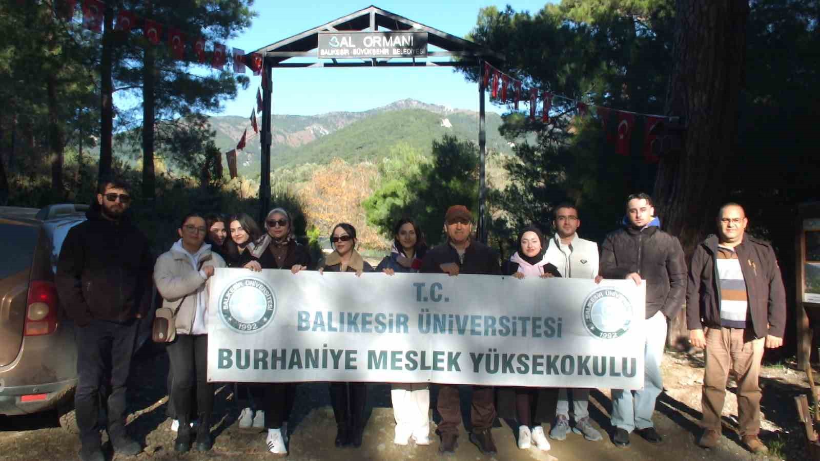 Balıkesir’de üniversiteli gençler çevreci projede görev aldı
