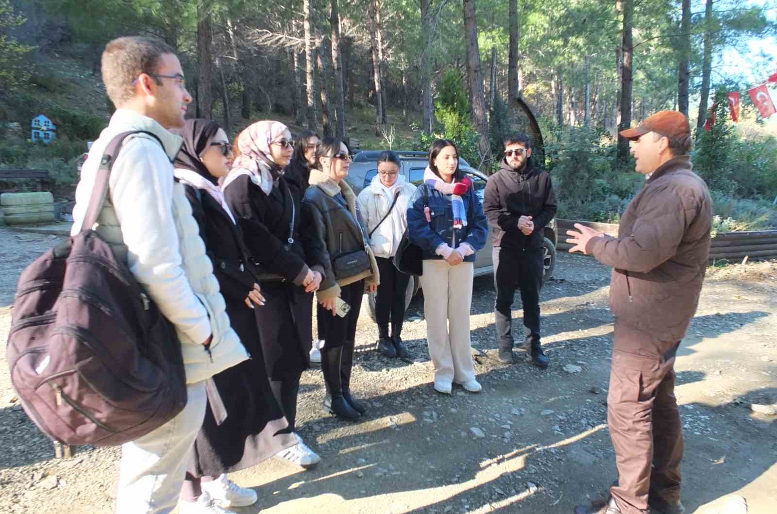 Balıkesir’de üniversiteli gençler çevreci projede görev aldı

