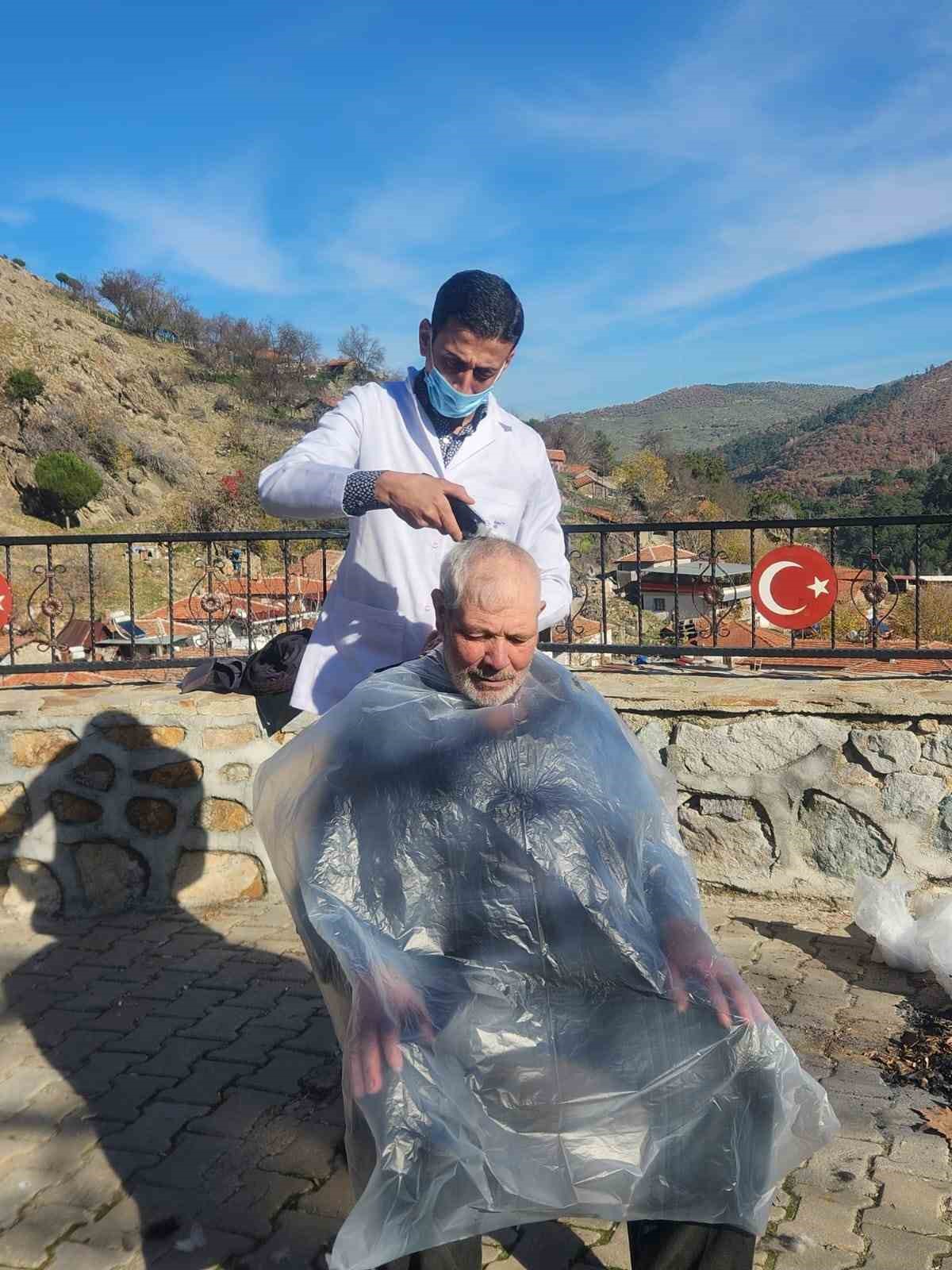 Balıkesir’de ’yakın berber’ uygulaması: İlçe ilçe dolaşarak hizmete devam ediyor
