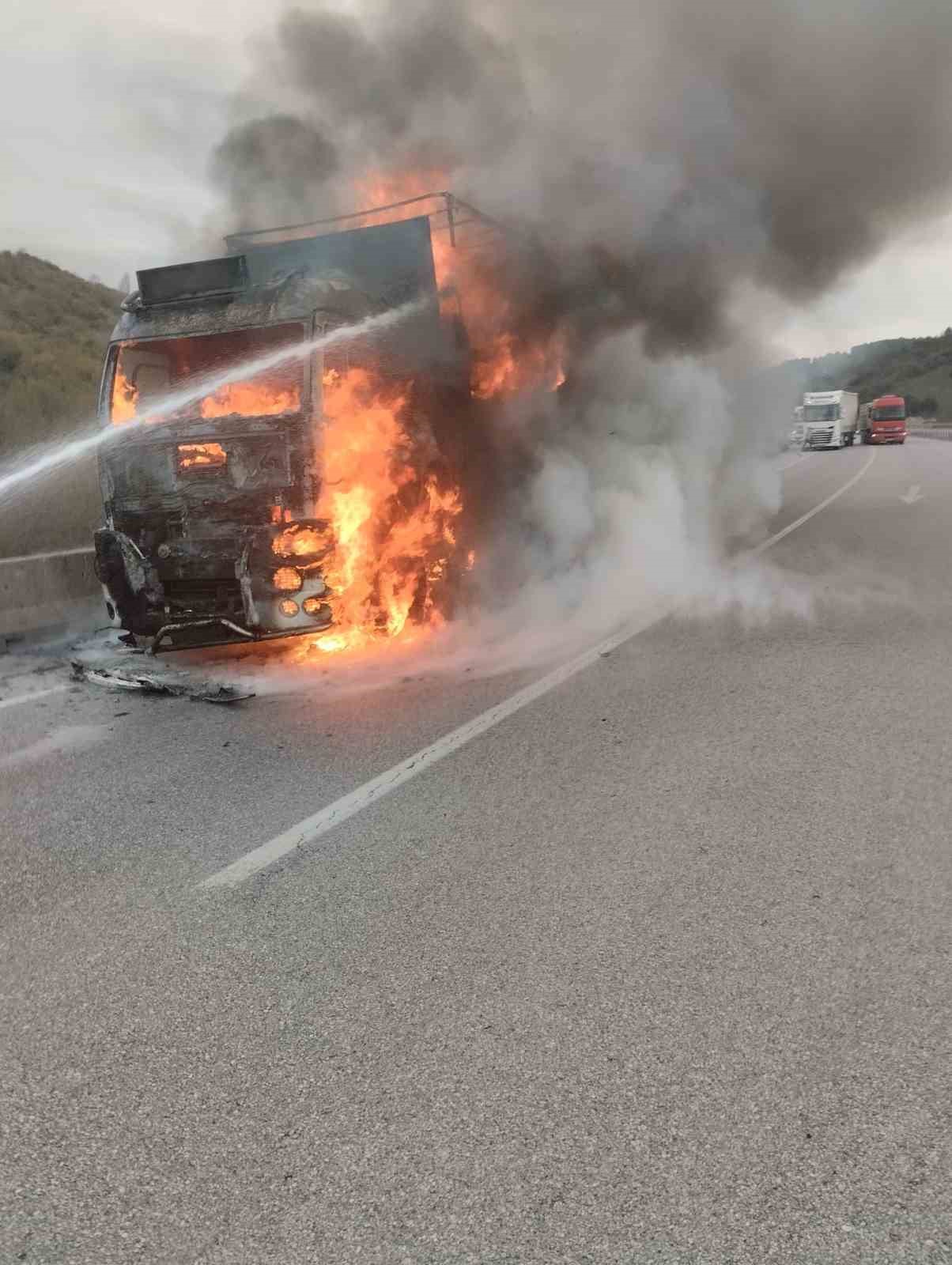 Balıkesir’de yanan tır kullanılmaz hale geldi
