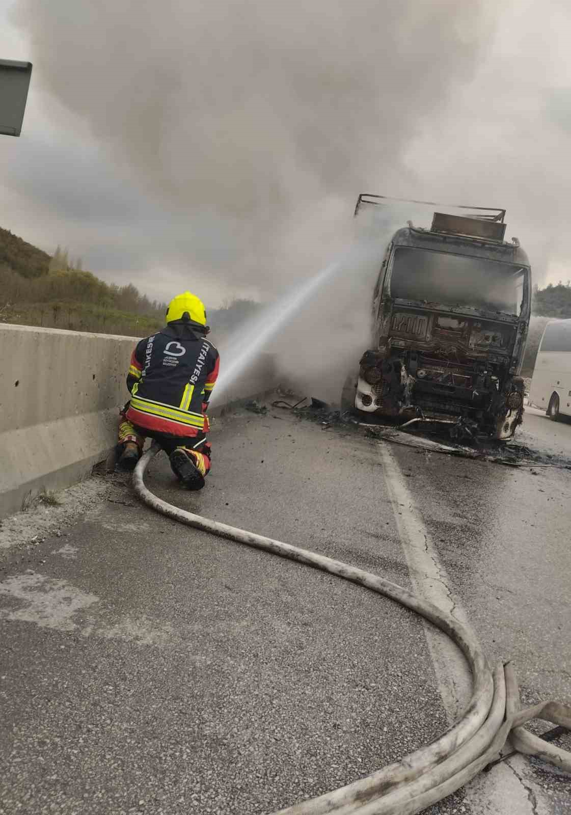 Balıkesir’de yanan tır kullanılmaz hale geldi
