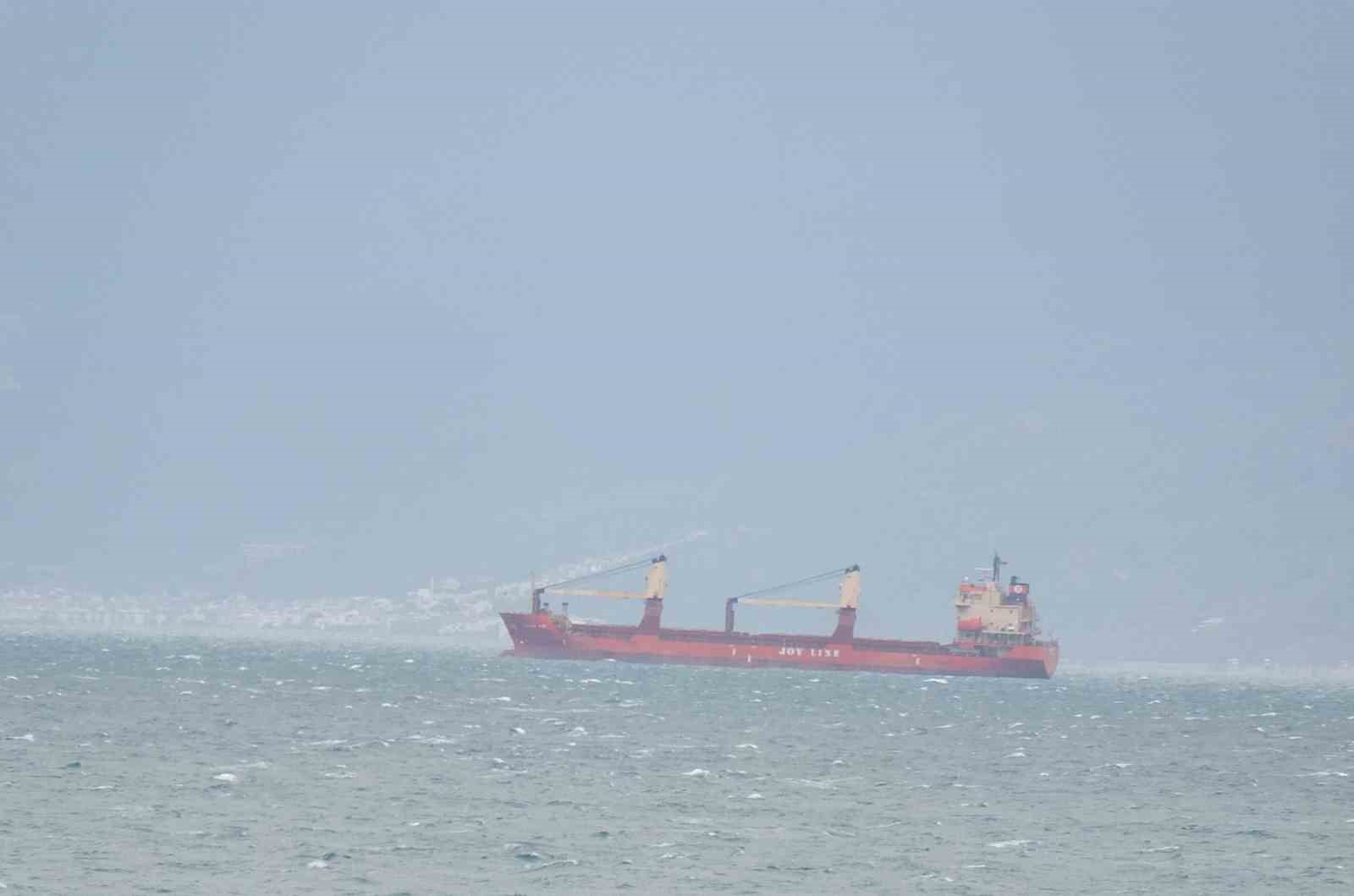 Balıkesir’de yük gemileri Edremit Körfezi’ne sığındı
