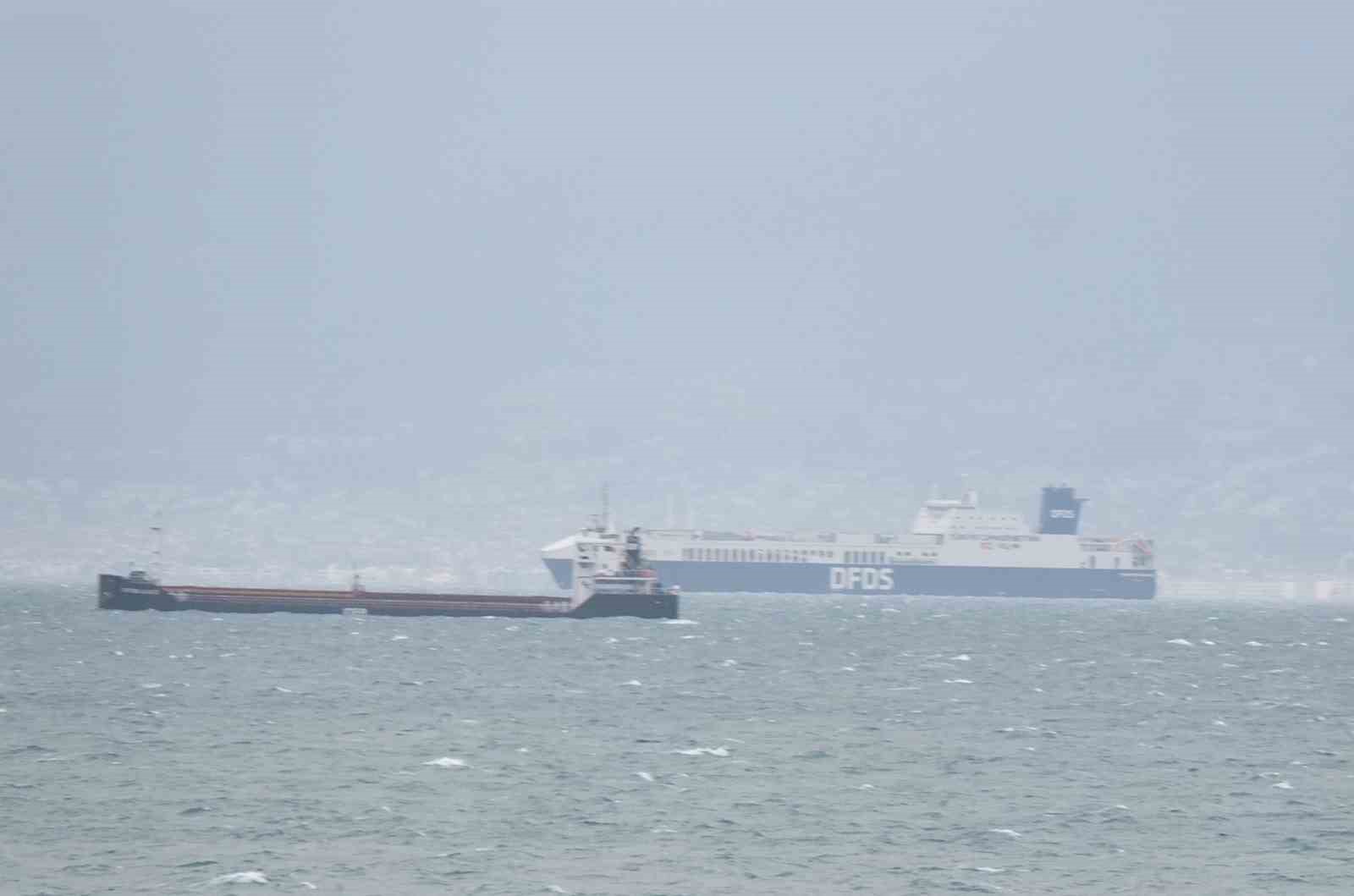 Balıkesir’de yük gemileri Edremit Körfezi’ne sığındı
