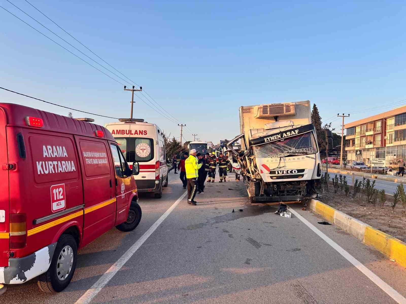 Balıkesir’deki kamyon ile traktör çarpıştı: 2 yaralı
