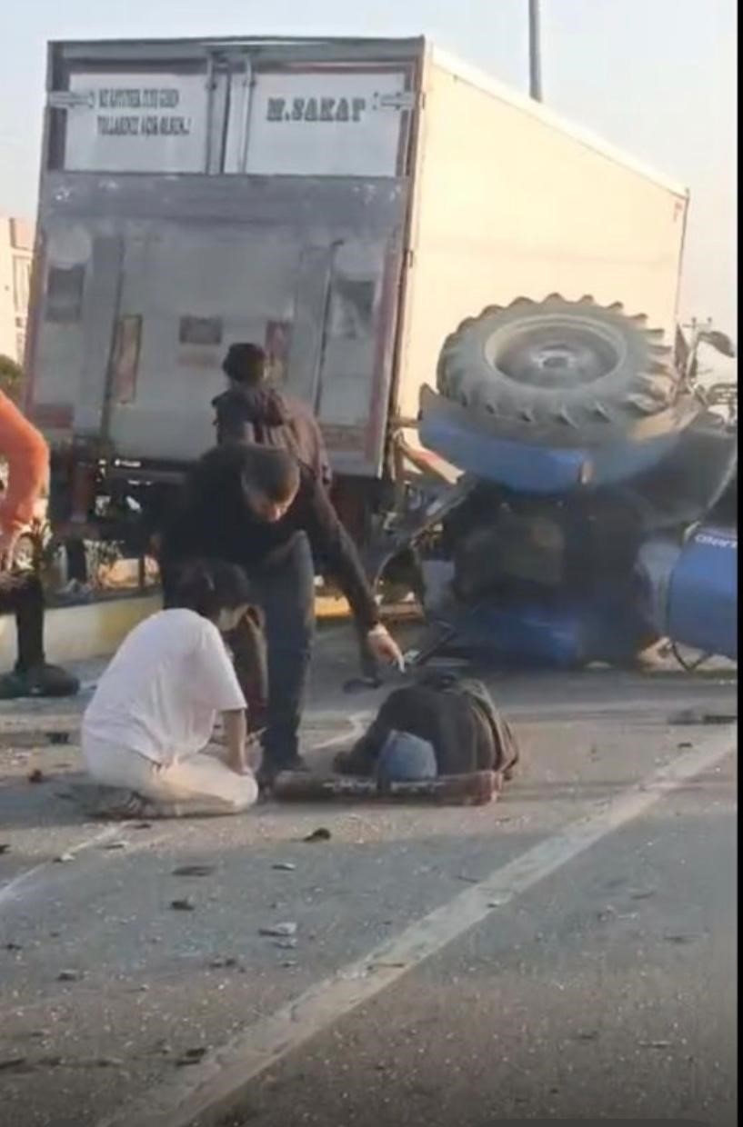 Balıkesir’deki kamyon ile traktör çarpıştı: 2 yaralı

