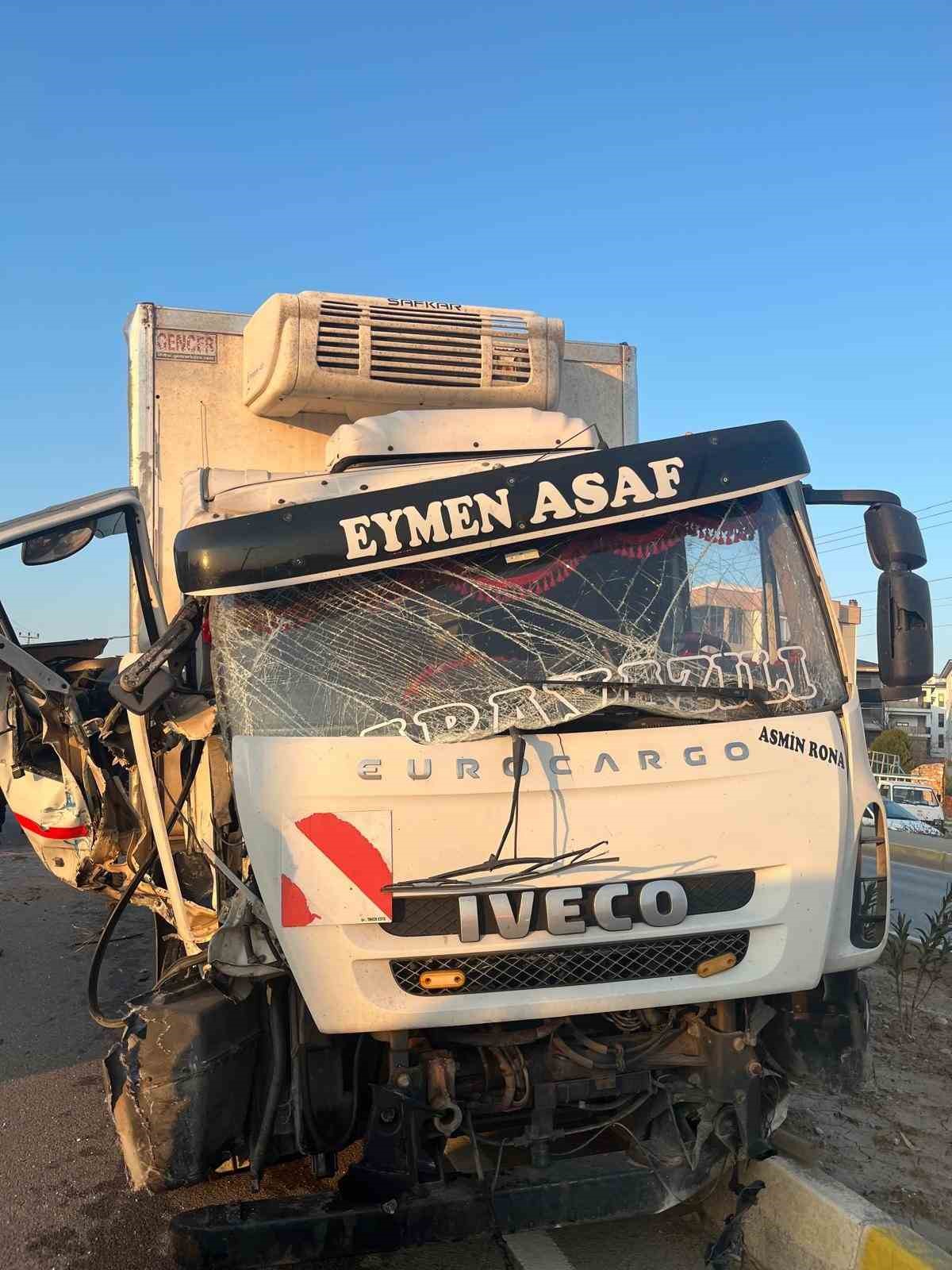Balıkesir’deki kamyon ile traktör çarpıştı: 2 yaralı
