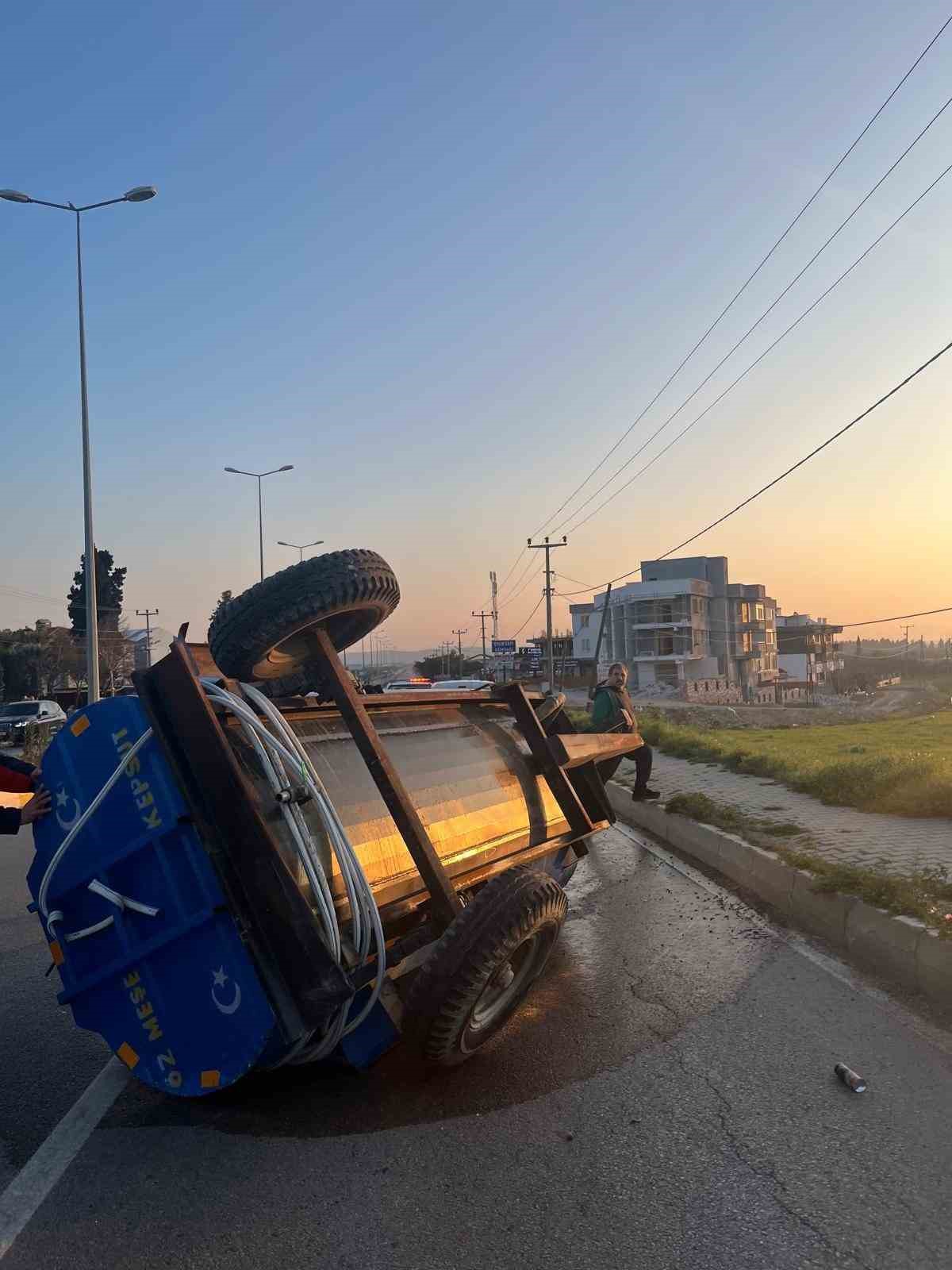 Balıkesir’deki kamyon ile traktör çarpıştı: 2 yaralı
