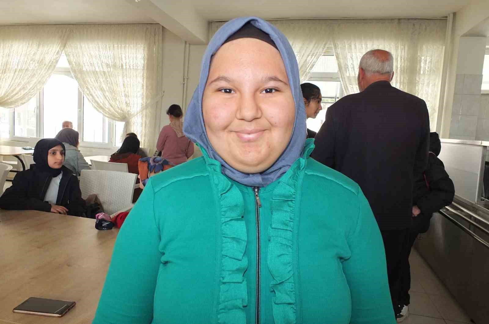 Balıkesirli öğrenciler yaşlıları sevindirdi
Balıkesirli öğrenciler yaşlıları sevindirdi