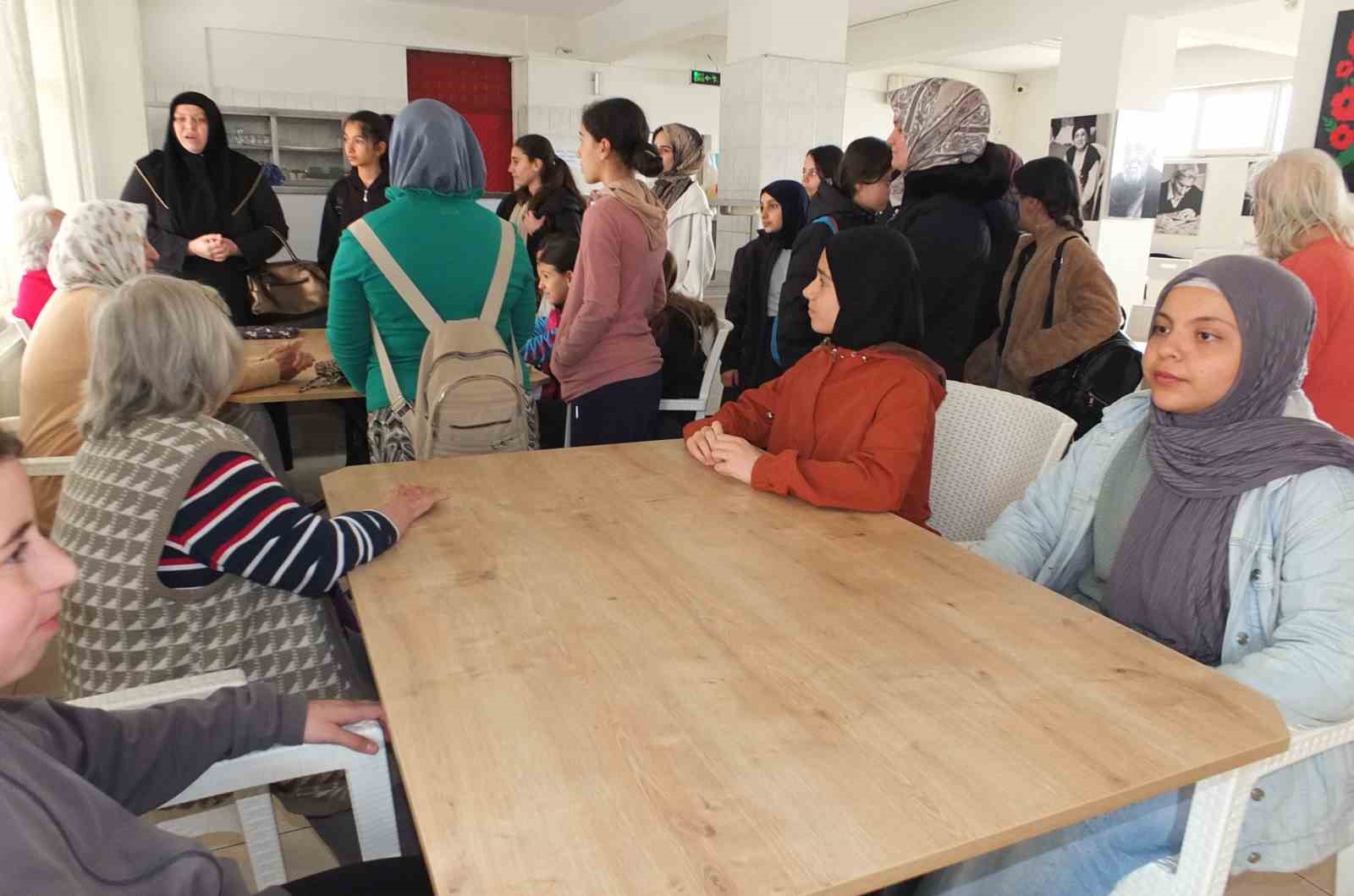 Balıkesirli öğrenciler yaşlıları sevindirdi
Balıkesirli öğrenciler yaşlıları sevindirdi