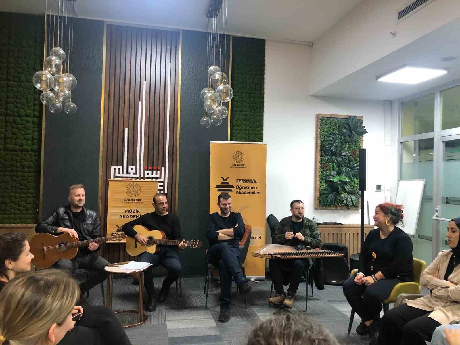 Balıkesirli öğretmenler hem çaldı, hem söyledi
