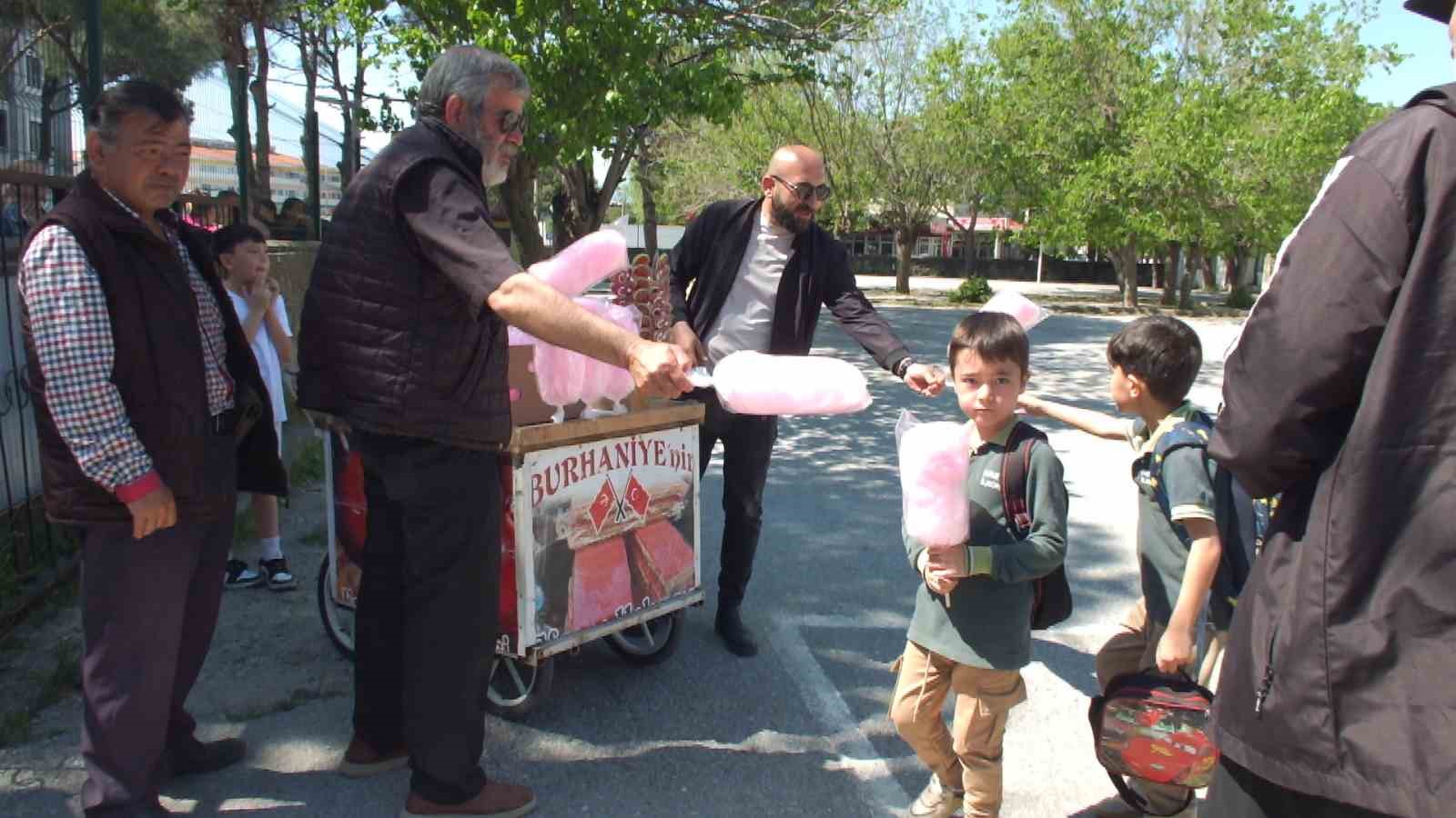 Balıkesirli vatandaş babasının hayrı için öğrencilere pamuk şekeri dağıttı
