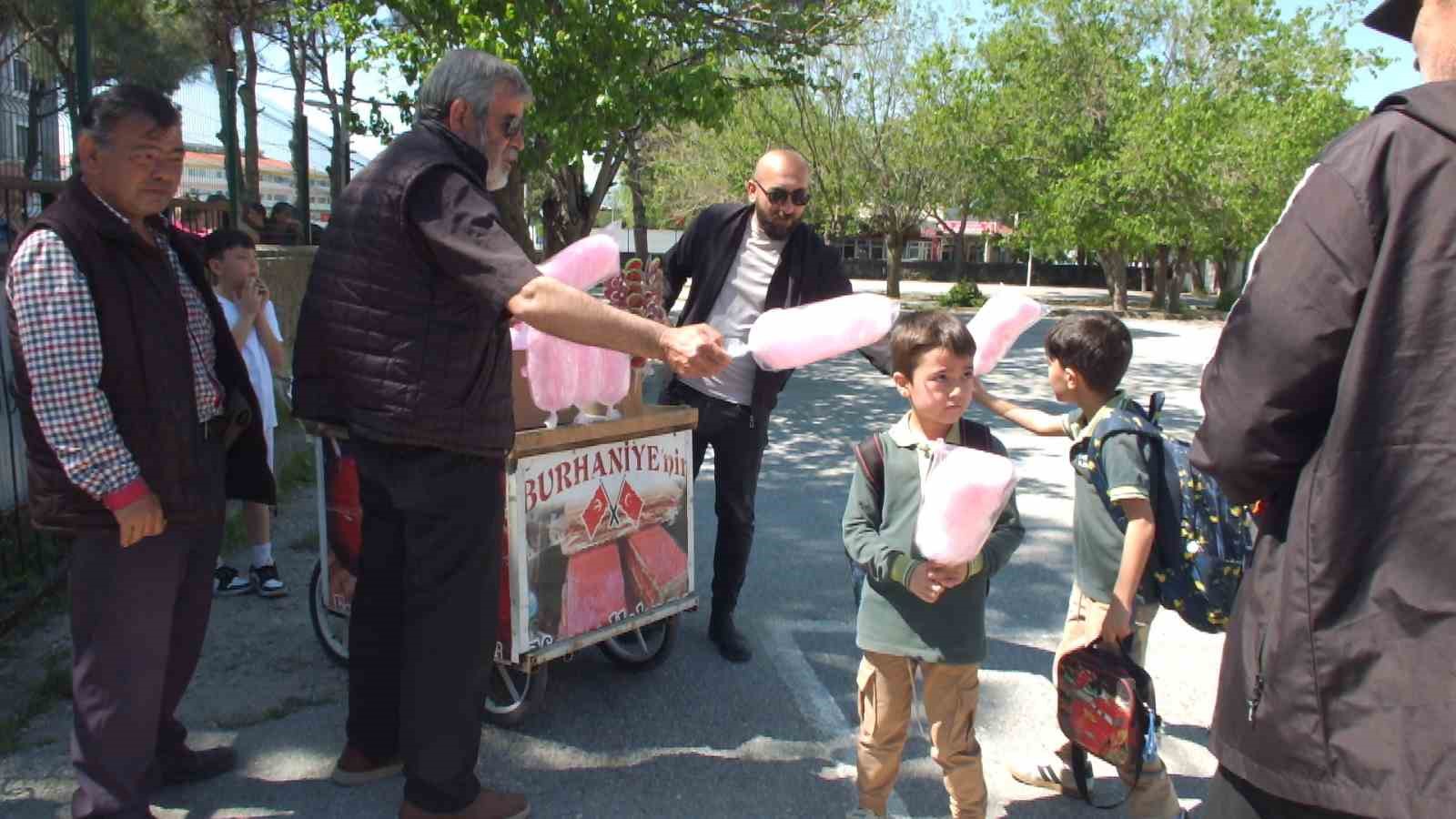 Balıkesirli vatandaş babasının hayrı için öğrencilere pamuk şekeri dağıttı
