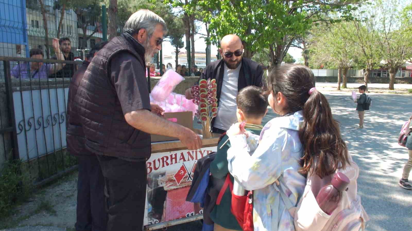 Balıkesirli vatandaş babasının hayrı için öğrencilere pamuk şekeri dağıttı
