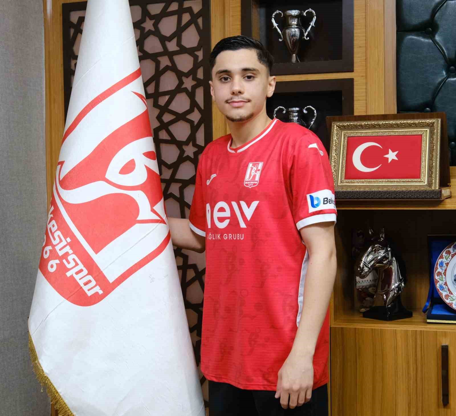 Balıkesirspor, Ozan, Hüseyin Melih ve Mert Hüseyin’e imza attırdı
