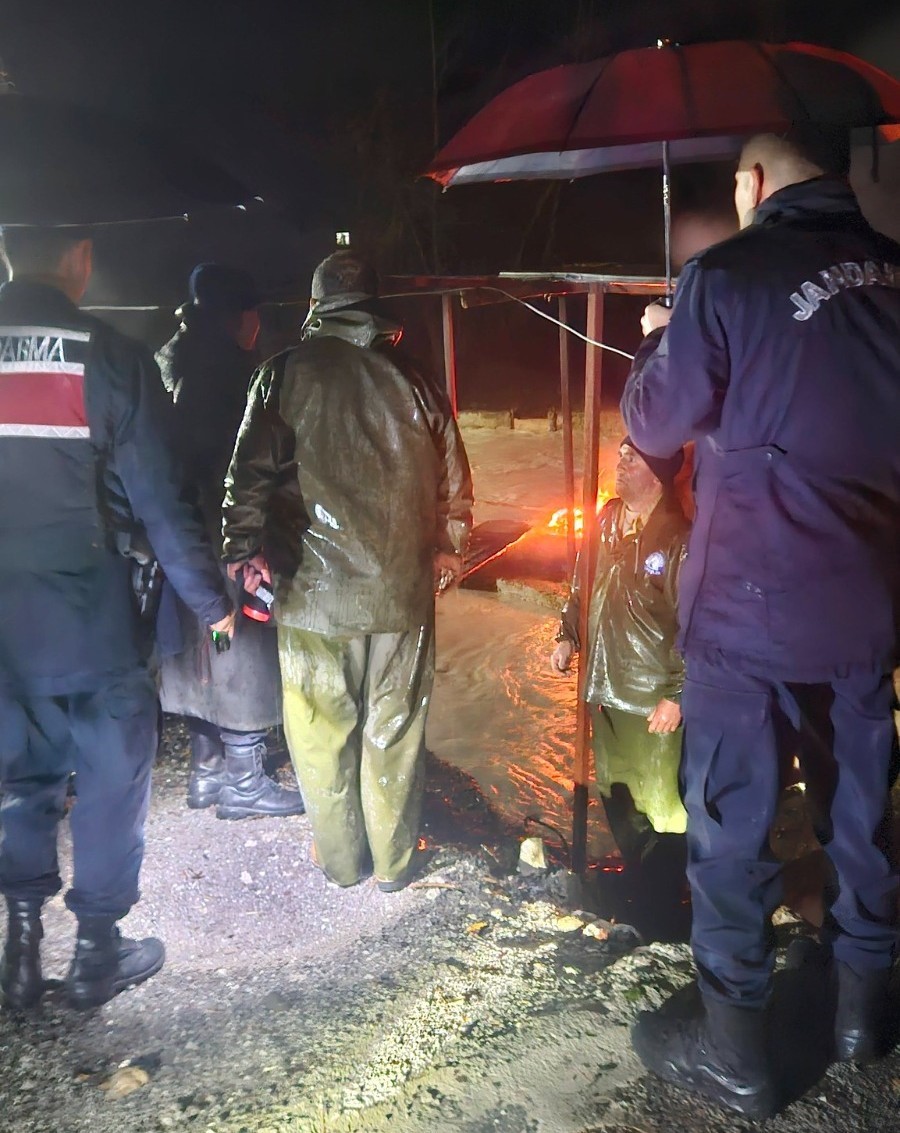 Balıkları kurtarmak isterken sele kapılarak hayatını kaybetti
