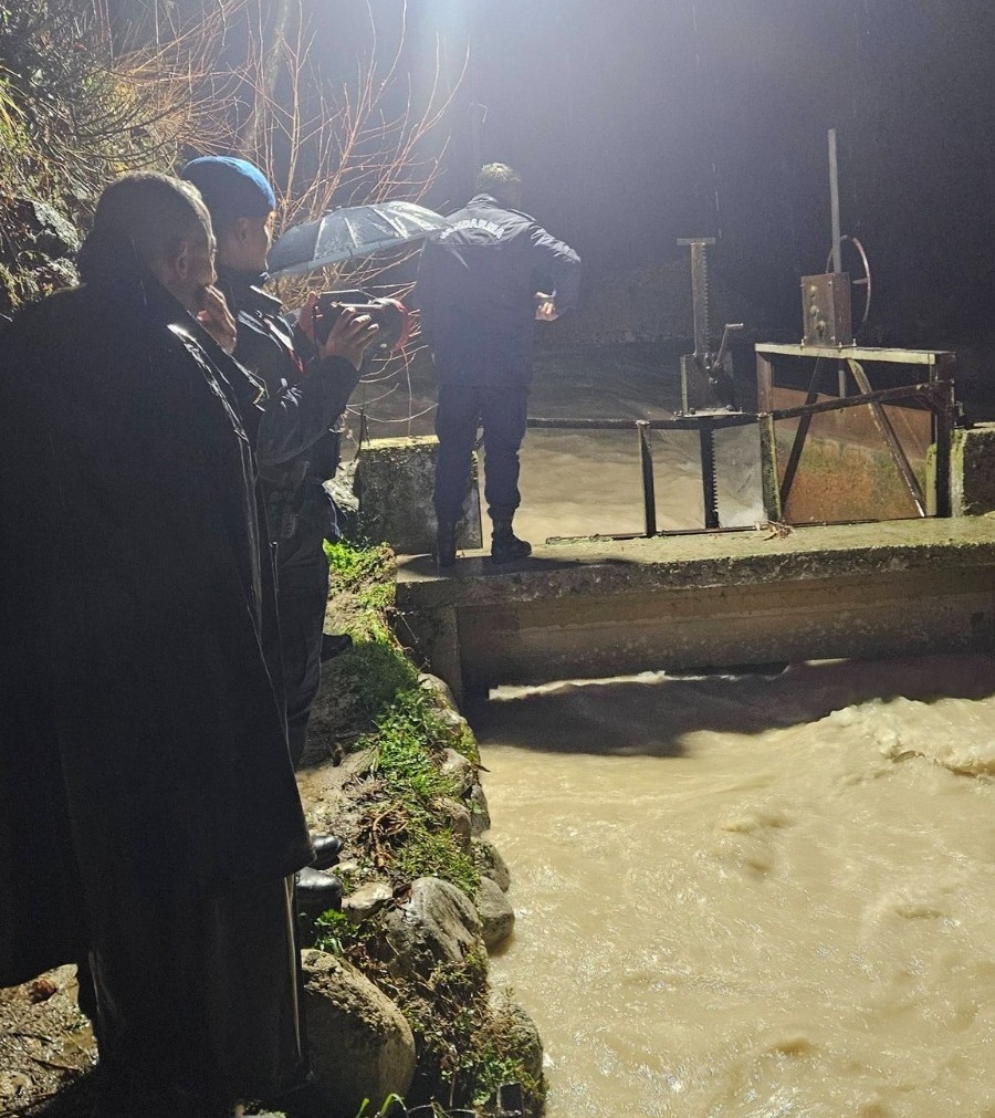 Balıkları kurtarmak isterken sele kapılarak hayatını kaybetti
