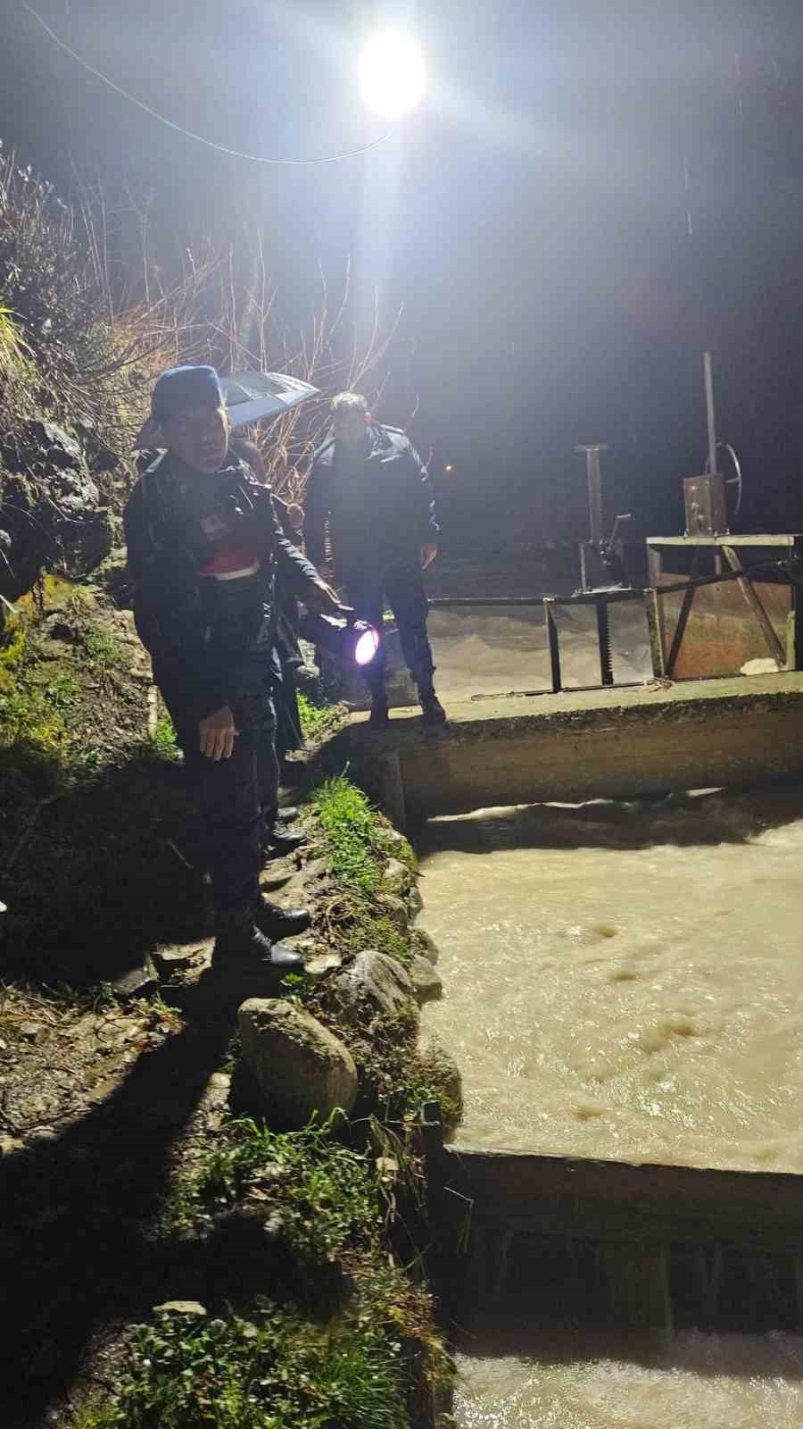 Balıkları kurtarmak isterken sele kapılarak hayatını kaybetti
