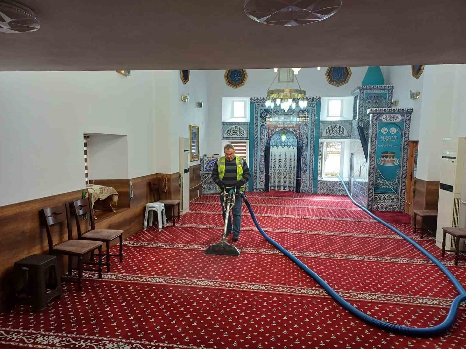 Balkanlar’daki camilerde Ramazan temizliği
