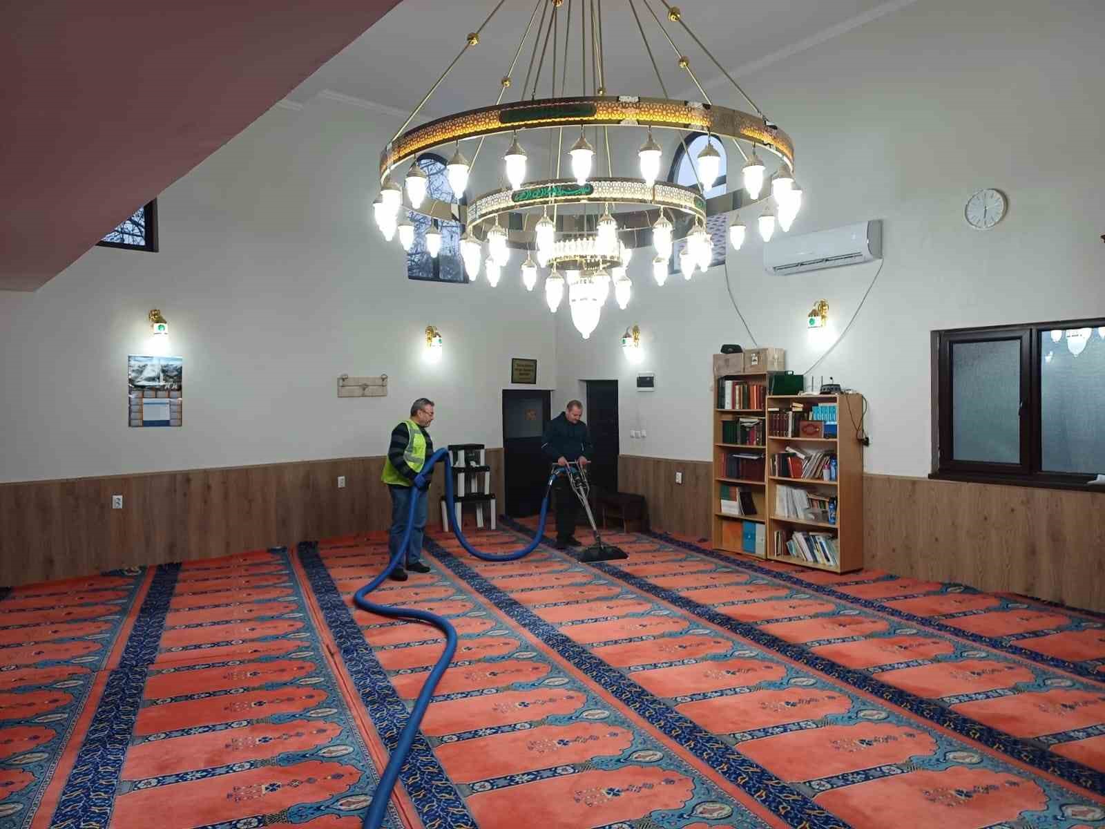 Balkanlar’daki camilerde Ramazan temizliği
