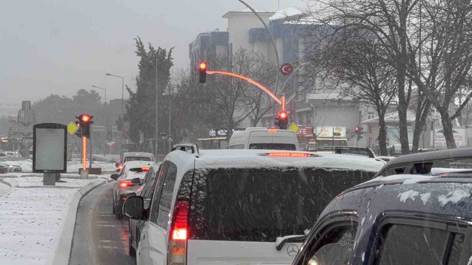 Balkanlardan gelen soğuk hava Edirne’yi beyaza bürüdü
