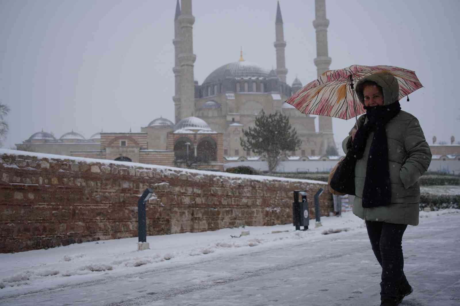 Balkanlardan gelen soğuk hava Edirne’yi beyaza bürüdü
