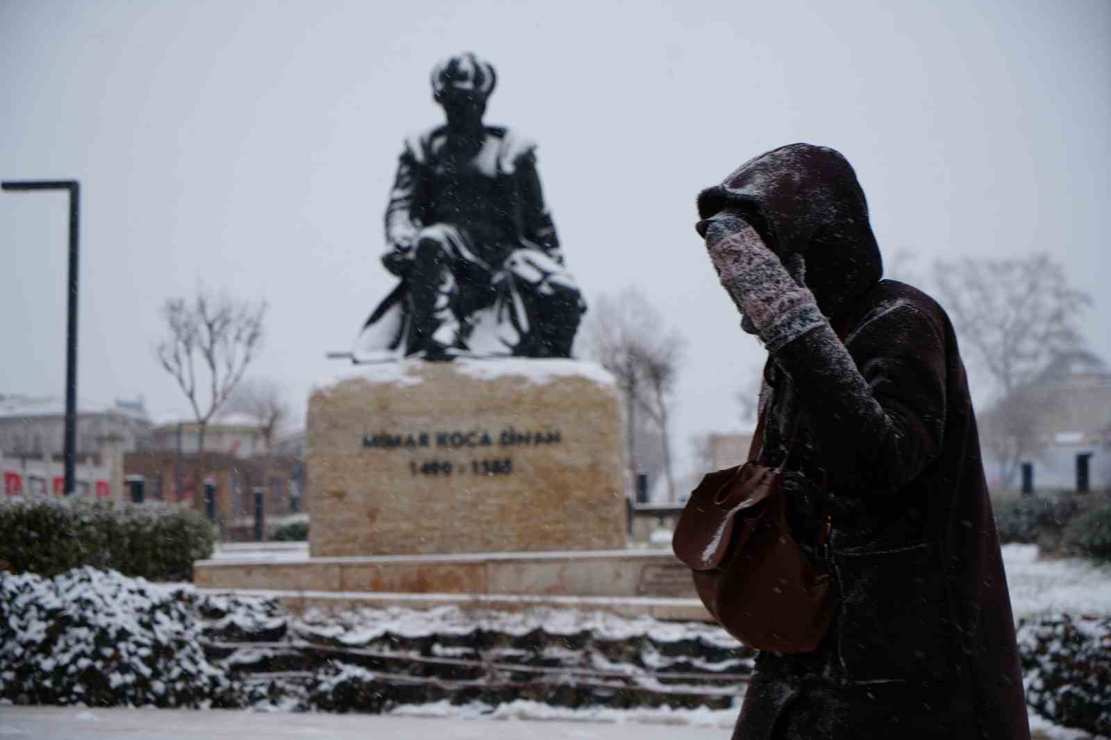 Balkanlardan gelen soğuk hava Edirne’yi beyaza bürüdü
