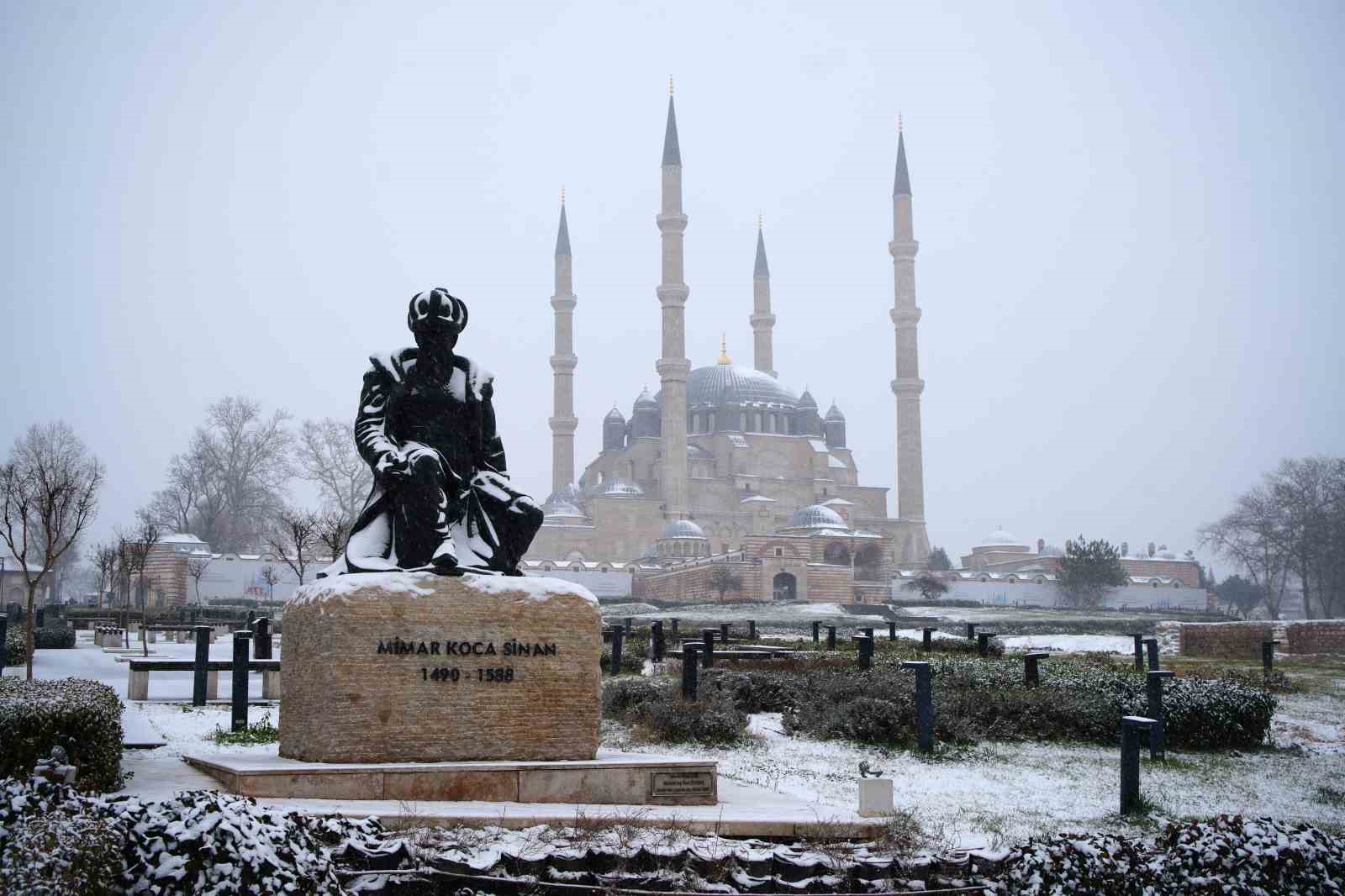 Balkanlardan gelen soğuk hava Edirne’yi beyaza bürüdü
