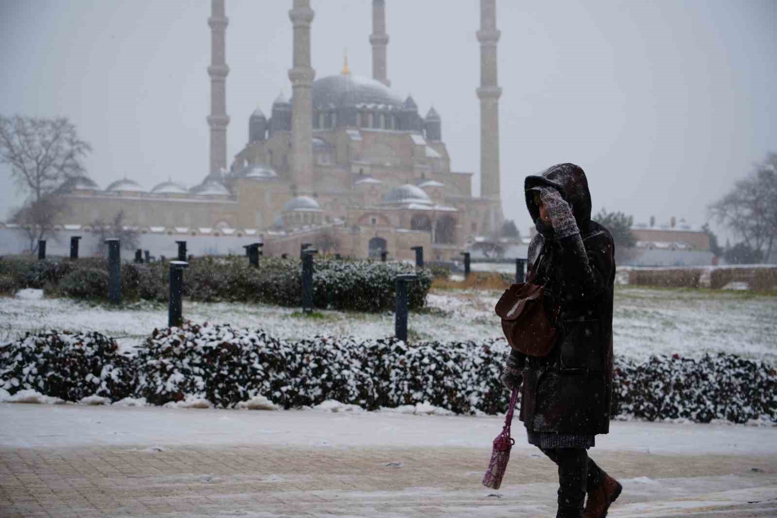 Balkanlardan gelen soğuk hava Edirne’yi beyaza bürüdü
